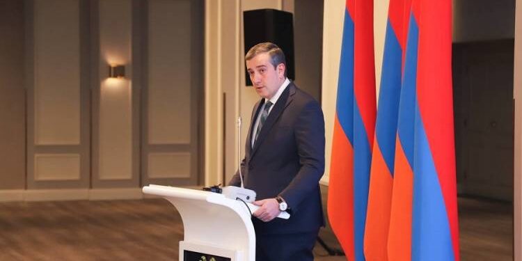 Արթուր Աթաբեկյանն իրեն և ԲԴԽ շենքը շրջապատել է ախրանայով․ «Հրապարակ»