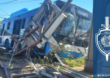 23 համարի ավտոբուսը Եռաբլուրի մոտ բախվել է ճամփեզրի էլեկտրասյանը և բենզալցակայանին. տուժել է 8 անձ