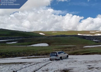 Աժդահակ լեռան վրա ավտոմեքենան արգելափակվել է ձյան մեջ. օգնության են հասել փրկարարները