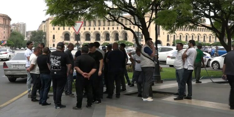 Բեռնափոխադրողների բողոքի ակցիան` կառավարության դիմաց. ՈՒՂԻՂ