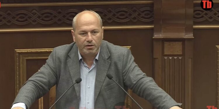 Դուք պետք է դեղին քարտ ստանաք, ներողություն պիտի խնդրեք, նա կին է. Գեղամ Նազարյան. տեսանյութ