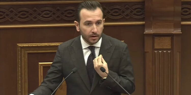 Էս ի՞նչ նախիր ա. Թոխմախի Մհերին հիշեցին, Անդրանիկ Քոչարյանին արդարացրին. տեսանյութ