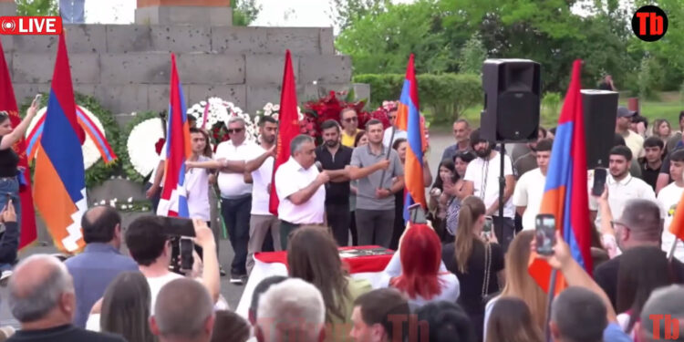 Պատրա՞ստ եք երդվել, կասկածող չկա՞. ՀՅԴ-ական դառնալու երդման արարողությունը. տեսանյութ