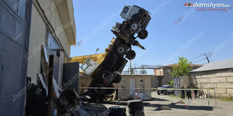 Երևանում ավտոկռունկն աշխատանքներ կատարելիս շրջվել է՝ վնասելով ծառեր, գազախողովակներ