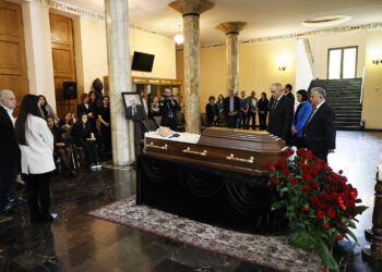 Փաշինյանը հարգանքի տուրք է մատուցել Ռադիկ Մարտիրոսյանի հիշատակին