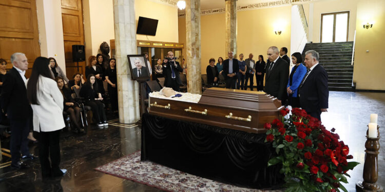 Փաշինյանը հարգանքի տուրք է մատուցել Ռադիկ Մարտիրոսյանի հիշատակին