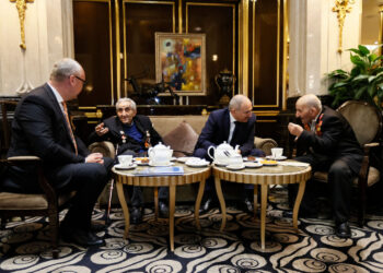 Փաշինյանը Մոսկվայում հանդիպել է վետերաններին և շնորհավորել տոնական օրվա առիթով