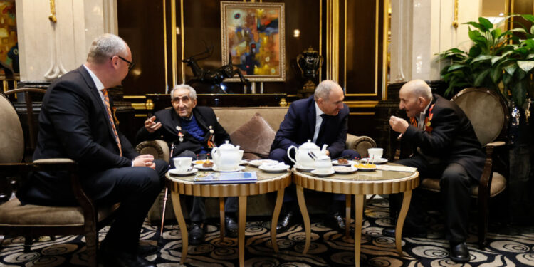 Փաշինյանը Մոսկվայում հանդիպել է վետերաններին և շնորհավորել տոնական օրվա առիթով