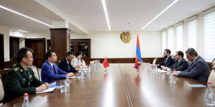 Պապիկյանը Չինաստանի դեսպանի հետ քննարկել է պաշտպանության ոլորտում համագործակցությանն առնչվող հարցեր