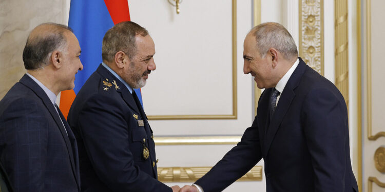 «Իրանը շահագրգիռ է զարգացնելու բազմակողմ համագործակցությունը Հայաստանի հետ». Իրանի պաշտպանության նախարարը՝ Փաշինյանին