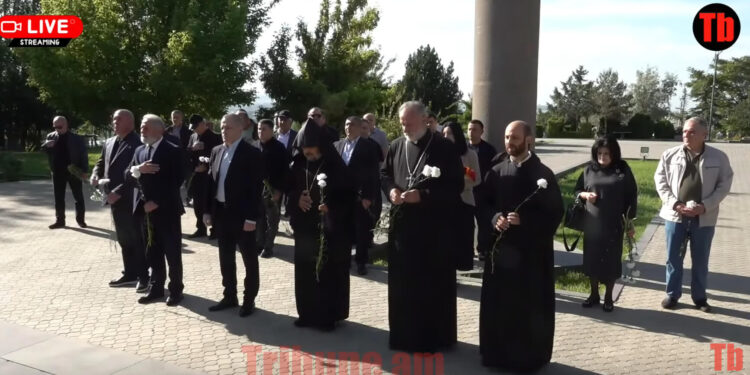 Սամվել Շահրամանյանը Արցախի վերնախավի հետ՝ Եռաբլուրում. տեսանյութ