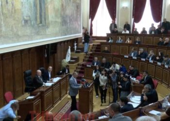 Տհաճ միջադեպ՝ Գյումրիում. Լավ, ոչինչ, բան չեղավ քեզ. Վարդան Ղուկասյանի արձագանքը՝ կնոջ ընկնելուն. տեսանյութ