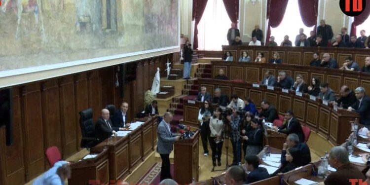 Տհաճ միջադեպ՝ Գյումրիում. Լավ, ոչինչ, բան չեղավ քեզ. Վարդան Ղուկասյանի արձագանքը՝ կնոջ ընկնելուն. տեսանյութ