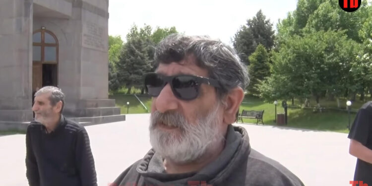 Խոսեմ՝ Եռաբլուրից թևերս ոլորելու են, տանեն, մեր հողում մարդ են խփում,ստեղ խաղաղությունից են խոսում