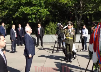 5 րոպեանոց հարգանքի տուրքը. նախագահը, ԳՇ պետը, նախարարները՝ Եռատոնին. տեսանյութ