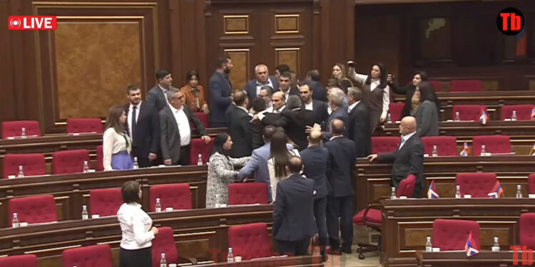 Ա՛յ տղա, արա Լևո՛ն, կհանեմ շպրտեմ դուրս. թեժ կրքեր ու մարտեր՝ ԱԺ-ում. տեսանյութ