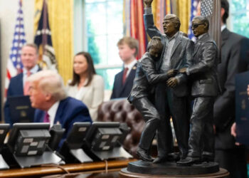 Թրամփն Օվալաձև գրասենյակը զարդարել է իր արձանով