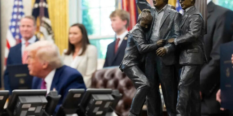 Թրամփն Օվալաձև գրասենյակը զարդարել է իր արձանով