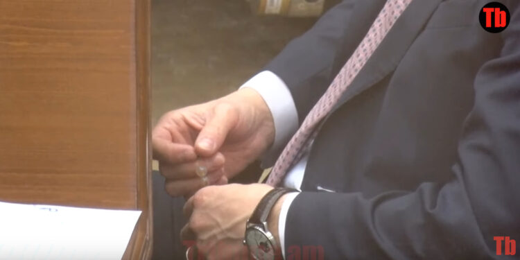 Թզբեհով ՔՊ-ականը՝ քրեական ենթամշակույթի դեմ պայքարող Փաշինյանի դիմաց. Խեր, շառ, Աստված. տեսանյութ