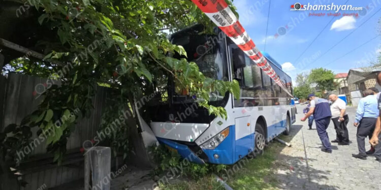 Երթուղային ավտոբուսն ինքնաբերաբար առաջ է ընթացել, բախվել պարսպին, ապա կոտրել գազատար խողովակը
