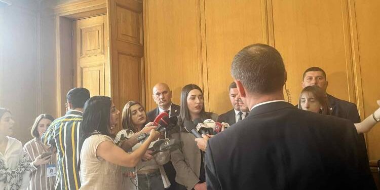 Արփինե Սարգսյանն իրեն շրջապատել է ախրանայով․ «Հրապարակ»