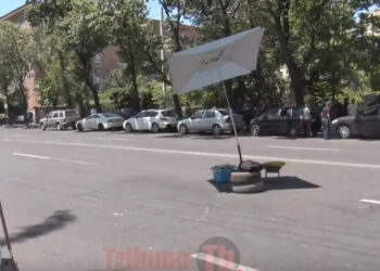 Անհետ կորած զինծառայողների հարազատները բացել են Բաղրամյան պողոտան