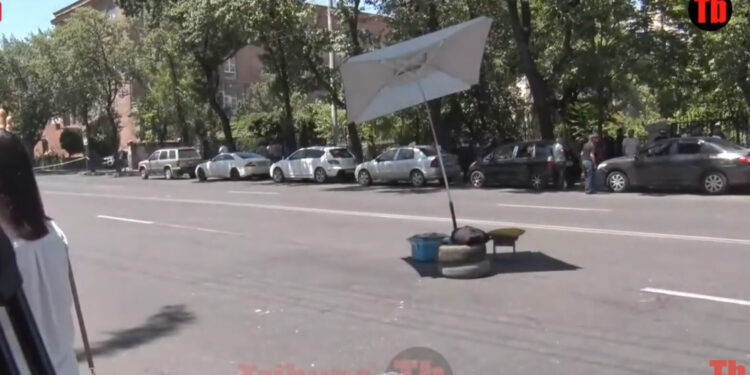 Անհետ կորած զինծառայողների հարազատները բացել են Բաղրամյան պողոտան