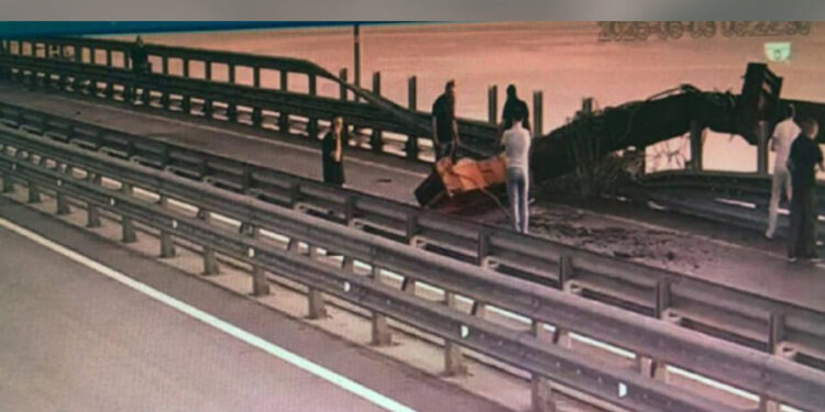 Ուկրաինայի անվտանգության ծառայությունը ջրի տակ պայթեցրել է Ղրիմի կամրջի մի հատվածը. տեսանյութ