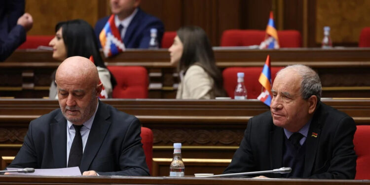 Հակոբ Ասլանյանն ու Հովիկ Աղազարյանը քաղաքական նոր բևեռ են ուզում ձևավորել. «Հրապարակ»