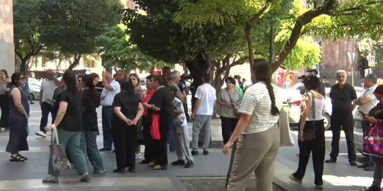 Արցախցիները նամակ են հանձնում. բողոքի ակցիա` կառավարության դիմաց. ՈՒՂԻՂ