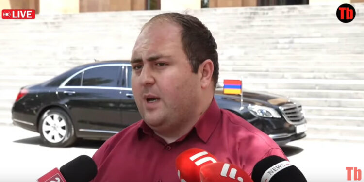 ԵՊՀ-ի դռները կոտրելով, լսարանի առաջ պառկելով՝ մտնում էին համալսարան, դիսոնանս է. ԵՊՀ ՈՒԽ նախկին նախագահ Խաչիկ Աբաջյան. տեսանյութ