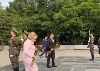 Մատվիենկոն և Սիմոնյանը ծաղիկներ են խոնարհել Հաղթանակ զբոսայգու Անմար կրակի մոտ