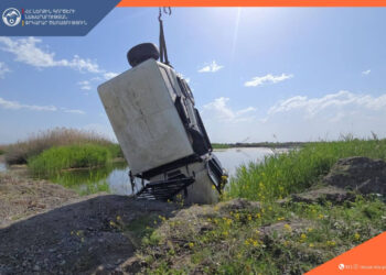 Փրկարարներն ավտոմեքենան դուրս են բերել լճից