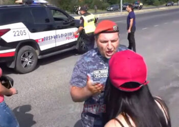 Կարմիր բերետավորը հարվածել է բողոքի ակցիան լուսաբանող լրագրողին. տեսանյութ