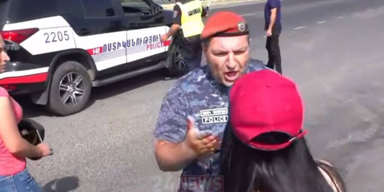 Կարմիր բերետավորը հարվածել է բողոքի ակցիան լուսաբանող լրագրողին. տեսանյութ