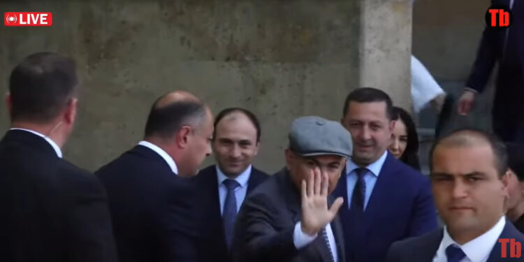 Ինչպես են Փաշինյանին դիմավորում ԵՊՀ-ում. տեսանյութ