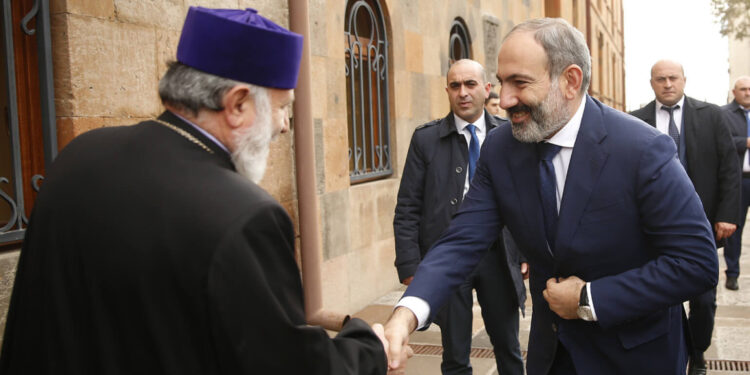 «Արդյո՞ք խախտել է կուսակրոնության ուխտը եւ արդյո՞ք զավակ ունի. մենք՝ իր հոտը, իրավունք ունենք իրենից լսելու ճշմարտությունը». Ն. Փաշինյան