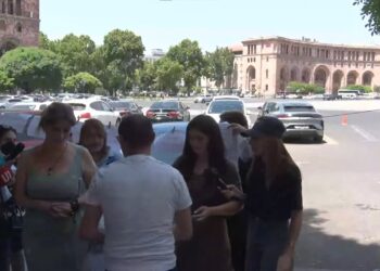 Նզո՛վք դավաճաններին ու սրբապիղծներին. ցույց՝ կառավարության մոտ. ՈւՂԻՂ