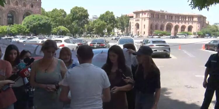 Նզո՛վք դավաճաններին ու սրբապիղծներին. ցույց՝ կառավարության մոտ. ՈւՂԻՂ