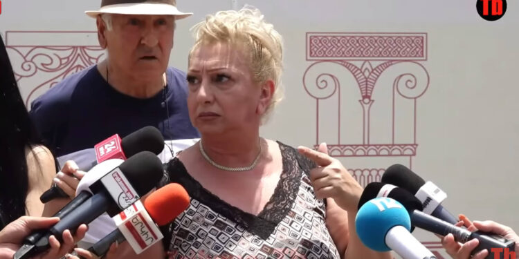 Հերի՛ք ա ուտեք, կշտացե՛ք, ես գործարար կին եմ, մեր հաշվին հարստանում եք. տեսանյութ