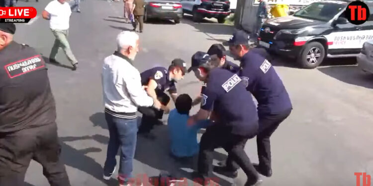 Արա՛, խի՞ եք ջարդում, մարդ եղեք. ինչպես են տապալում մարդուն գետնին ու տանում. տեսանյութ