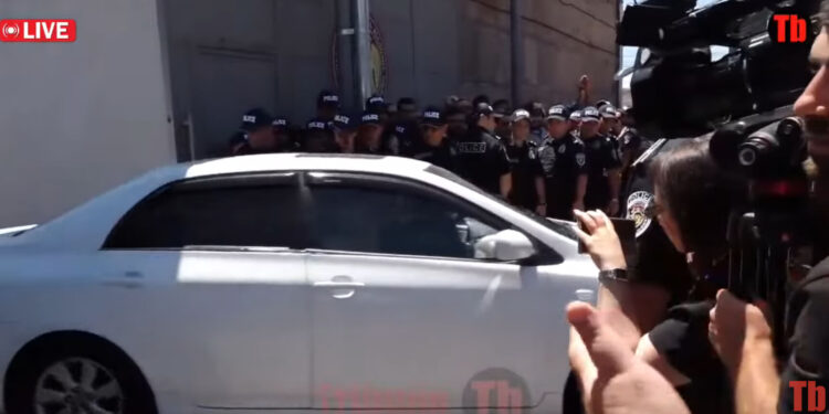 Սամվել Կարապետյանին տեղափոխեցին դատարան. տեսանյութ