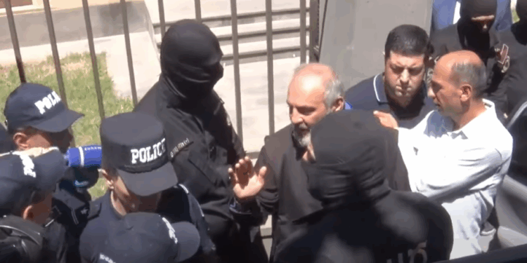 ԱԱԾ դիմակավորները ձերբակալում են Բագրատ Սրբազանին․ ՏԵՍԱՆՅՈՒԹ