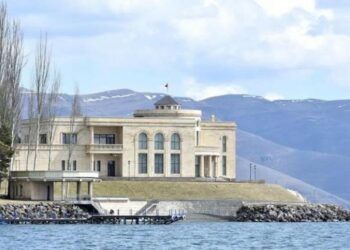 ՔՊ-ականները մինչև ուշ գիշեր կերել-խմել են, քծնել Փաշինյանին․ «Հրապարակ»