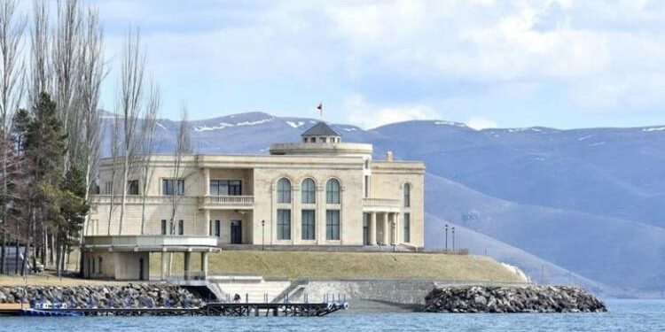 ՔՊ-ականները մինչև ուշ գիշեր կերել-խմել են, քծնել Փաշինյանին․ «Հրապարակ»