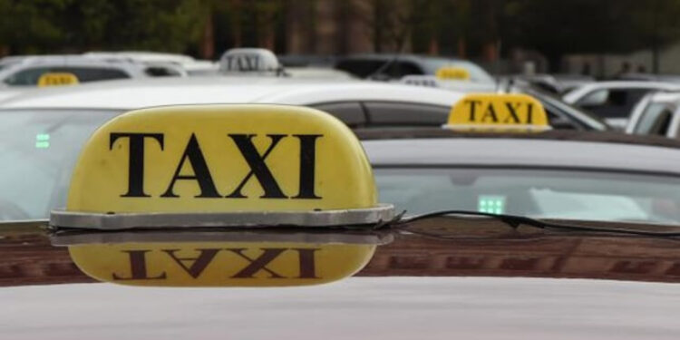 Վարորդը հափշտակել է ուղևորի հեռախոսը և փորձել հեռանալ. մեքենայի դուռը բռնած կինն ընկել է գետնին՝ ստանալով վնասվածքներ