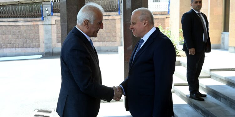 Վահագն Խաչատուրյանը Ռուսաստանի օրվա առթիվ այցելել է Հայաստանում ՌԴ դեսպանատուն