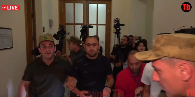 Ինչպե՞ս է ՊՊԾ-ն բռնի ուժով լրագրող Վահե Մակարյանին դուրս հանում ԱԺ-ից. տեսանյութ