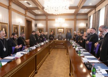 Կոչ ենք ուղղում իրավասու պետական մարմիններին՝ կասեցնել վարչապետի անօրինական քաղաքականությունը, հորդորում ենք մեր Սուրբ Եկեղեցու հավատավոր զավակներին՝ երբեք թույլ չտալ ազգային հիմնասյուների սասանումը