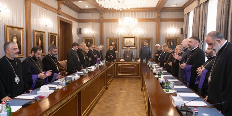 Կոչ ենք ուղղում իրավասու պետական մարմիններին՝ կասեցնել վարչապետի անօրինական քաղաքականությունը, հորդորում ենք մեր Սուրբ Եկեղեցու հավատավոր զավակներին՝ երբեք թույլ չտալ ազգային հիմնասյուների սասանումը